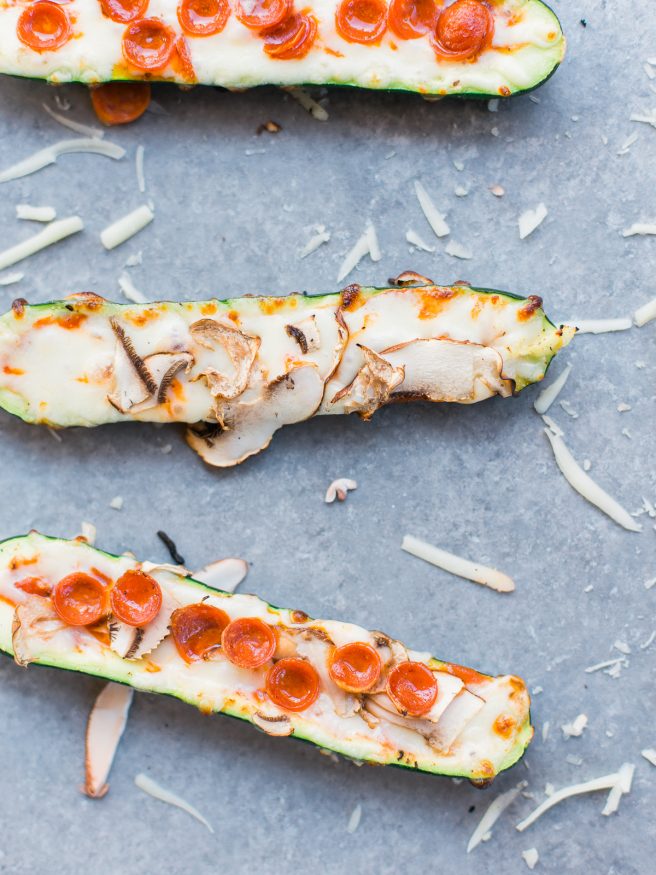 Zucchini boats on the grill with pizza toppings?! Loaded with mozzarella, pepperoni mushrooms and marinara sauce, these pizza zucchini boats are amazing!